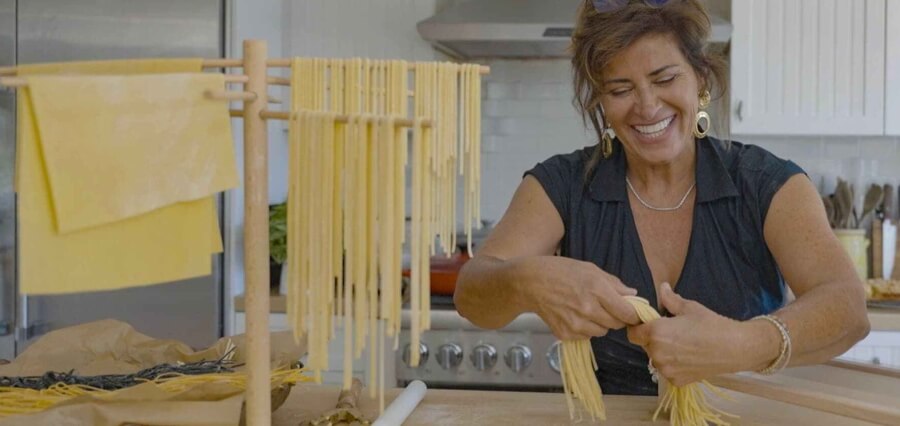 You are currently viewing Ex-software Engineer Earns $129K Yearly Selling $240/box Home Pasta